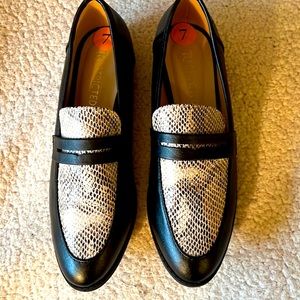 Ladies loafers new with tag. Great for work or casual . Size 7